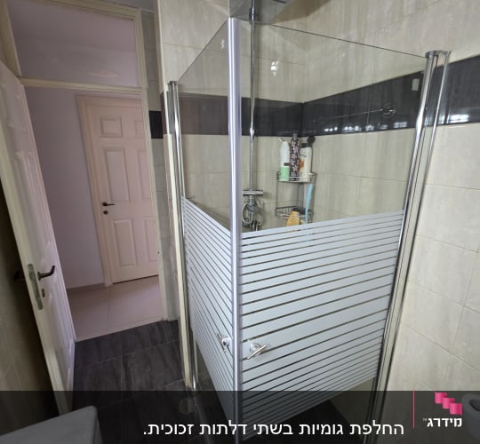 מקלחון זכוכית בחדר אמבטיה עם דלת פתוחה